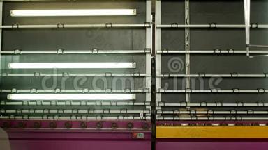 生产和制造双层玻璃窗和PVC窗，这是一个有洗涤生产线的生产部门