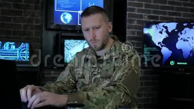 肖像指挥官，体型男，在<strong>监控室</strong>，军事控制和安全服务，安全系统跟踪