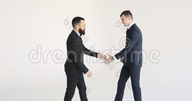 商业伙伴<strong>握手</strong>。 两个商人在白色背景下<strong>握手</strong>