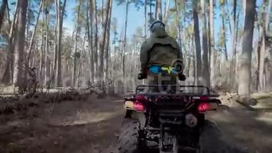 一个喜欢极限驾驶的年轻人骑着四轮自行车穿过秋天的森林，克服了秋天森林上的小障碍