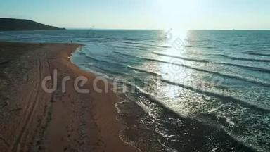 空中无人机拍摄的海浪冲向海滩岩石海岸的画面。 无人机从山崖飞向大海.. 风景优美