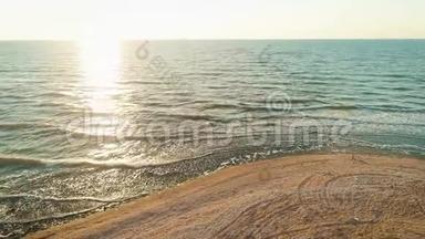 空中无人机拍摄的海浪冲向海滩岩石海岸的画面。 无人机从<strong>山崖</strong>飞向大海.. 风景优美
