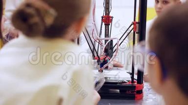3D打印机周围的儿童学习现代技术