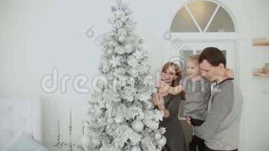 <strong>一家人</strong>站在圣诞树附近，一边笑着说着，一边摸着玩具，一边等待<strong>圣诞节</strong>..