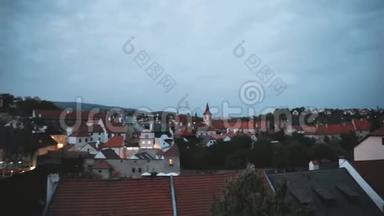 捷克共和国塞斯基·克鲁姆洛夫。 城堡，塔和城市景观在秋夜。 联合国教科文组织世界遗产中心