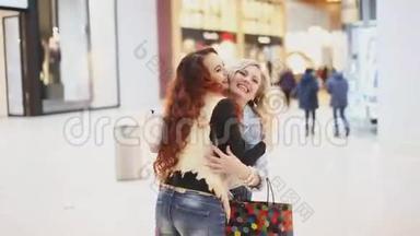 两个女人在<strong>商场</strong>里相遇拥抱