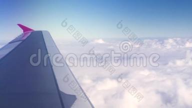 机翼<strong>飞机</strong>在白云和蓝天景观上。 从窗户看蓝天白云。 多云