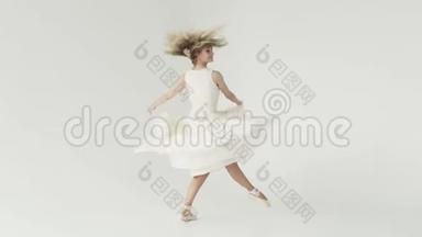 美，<strong>清新</strong>，<strong>青春</strong>的理念.. 芭蕾舞演员在白色背景上穿着一件轻盈的飞行连衣裙旋转。 慢动作