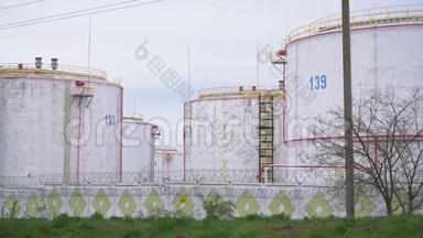 炼油厂的大型油罐
