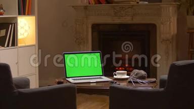在舒适的酒店房间里，办公桌上有一台模拟绿色屏幕笔记本电脑。