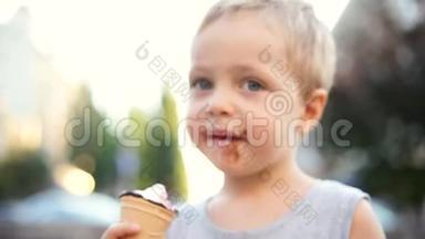 可爱的小男孩在夏天在<strong>蛋筒</strong>里舔冰淇淋