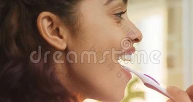 年轻女子用牙刷刷牙4K 4K