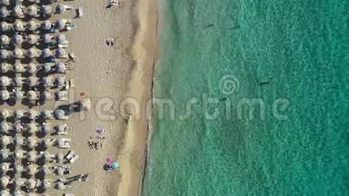 空中<strong>无</strong>人机<strong>视频</strong>法拉萨纳海滩，水晶水，金色的沙子，<strong>无</strong>尽的沙绿色海滩法拉萨纳在克里特岛，