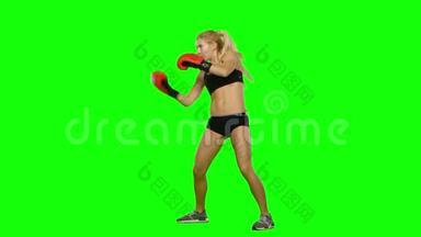 女子跆拳道在一种特殊形式的训练比赛。 绿色屏幕。 侧视图