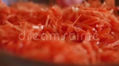 生胡萝卜是用<strong>葵花籽</strong>油在煎锅里煎的. 素食主义者在厨房里把食物胡萝卜磨碎