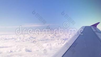 <strong>飞机</strong>机翼上白云和蓝天景观.. 从蓝天白云的窗口飞行<strong>飞机</strong>上观看