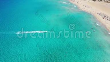 空中无人机视频法拉萨纳海滩，水晶水，金色的沙子，无尽的沙绿色海滩法拉萨纳在克里特岛，