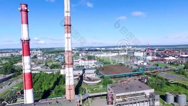城市工业区和工厂的顶部视图，红色和白色管道。 工厂和工厂的城市全景