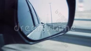 现代汽车上的侧后视镜。 库存。 从车窗到镜子的视野。 乘车旅行的概念