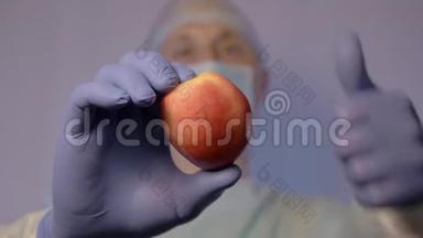 医生给病人看油桃。 呼吁健康饮食。 吃天然维生素。