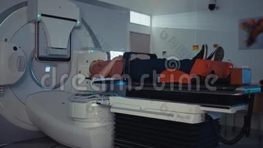 在现代放射治疗室接受放射治疗的病人
