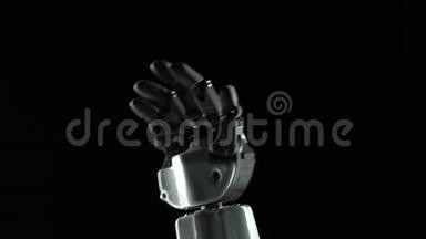 机器人的手靠近挥手<strong>告别</strong>。 黑色背景。 慢动作