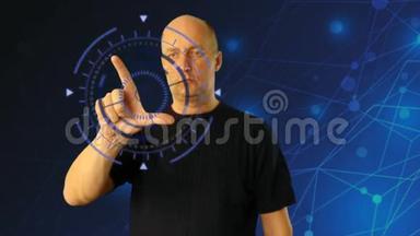 成人男子<strong>在未来</strong>的背景手势虚拟屏幕。 舒雷什基旋转。