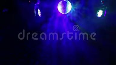 工作照明光线和烟雾机烟雾中迪斯科舞厅的镜球