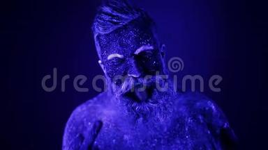 <strong>紫外线</strong>下一个可怕的胡子男人。 特写的一张脸..