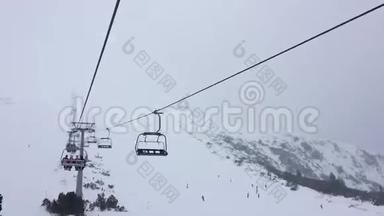 1080高清超视频片段四人滑雪椅升降机在雾蒙蒙的山上