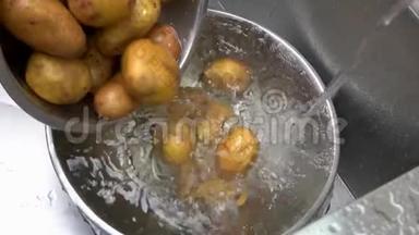 土豆落入水中，慢莫。