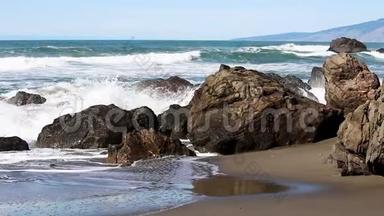 海浪冲击着沙滩上的岩石