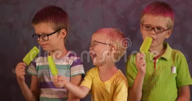 有趣的<strong>孩子</strong>兄弟戴眼镜吃绿色开心果冰淇淋的棍子。 儿童为视障儿童<strong>上学</strong>。
