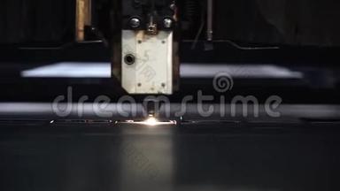 高精度数控<strong>激光切割</strong>金属板材.. 剪辑。 印刷中的<strong>激光切割</strong>。 现代工业技术