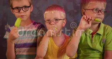 有趣的孩子兄弟戴眼镜吃绿<strong>色开心</strong>果冰淇淋的棍子。 儿童为视障儿童上学。