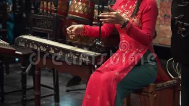亚洲妇女穿着民族服装，演奏着她国家的一串民间乐器，民间音乐，器乐合奏