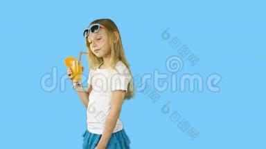 一个年轻女孩边喝果汁边挥手边走.. 用透明阿尔法通道剪辑。