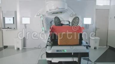 在现代放射治疗室接受放射治疗的病人