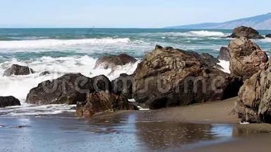海浪冲击着沙滩上的岩石