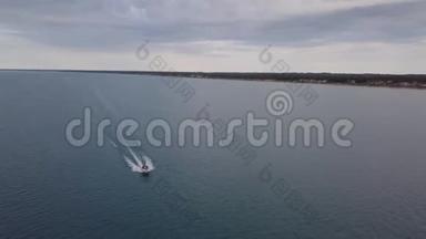 湖上移动船的鸟瞰图。 4k.