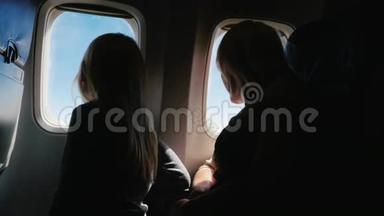 一起欢乐，和父母一起旅行。 妈妈和女儿在看飞机的窗户6年了。 你看