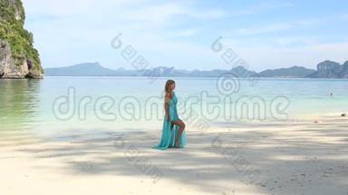 金发女郎在海滩上与透明的蔚蓝海<strong>对决</strong>