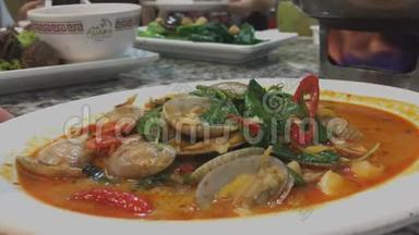 新加坡马来西亚<strong>海鲜食品</strong>中心的辣椒酱、桑巴尔蛤蜊