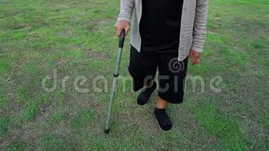 老年妇女用拐杖<strong>走路</strong>的腿