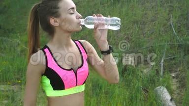 3.苗条的运动女子练功后喝水