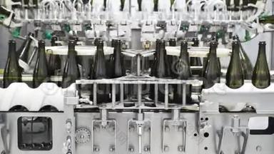 慢动作，香槟或葡萄酒厂自动输送<strong>线上</strong>的玻璃瓶。酒类装瓶厂
