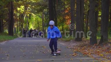 滑板少年儿童在秋季公园户外滑冰