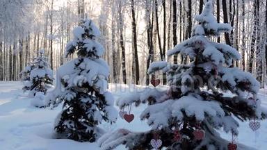 冬天下雪了，树枝上挂着一颗圣诞的心在风中摇曳