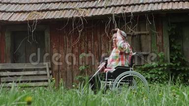 一位坐在轮椅上的老年残疾人