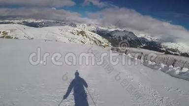 在山上滑雪，迅速地<strong>滚落</strong>下来，一个影子从他那里坠落。